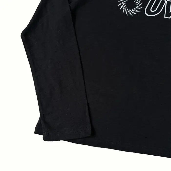 T-shirt de course UVU à manches longues avec impression exclusive du logo en forme de dents de scie, col ras du cou ample pour le sport et le quotidien.