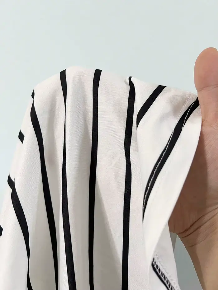 Haut asymétrique à rayures horizontales noires et blanches