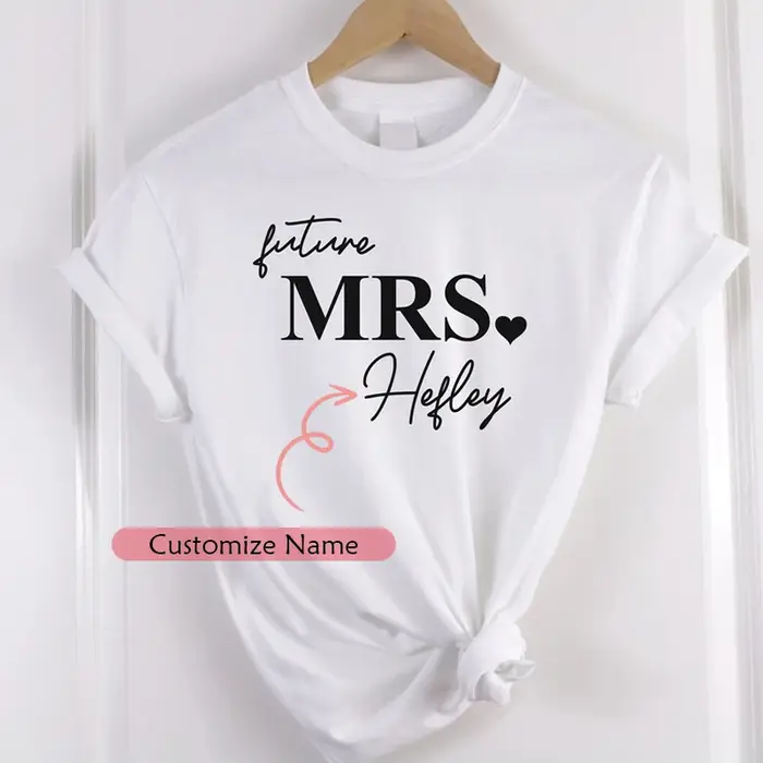 T-shirt blanc imprimé avec nom personnalisé