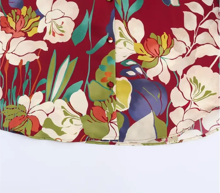 Chemisier Chic en Satin Rouge Profond à Imprimé Floral avec Col Revers