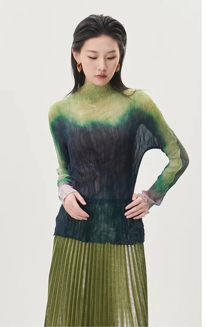 T-shirt plissé léger et transparent à manches longues pour femme, dégradé de couleurs, au design uni