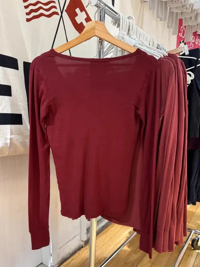 Six boutons bordeaux à manches longues T-shirt femme automne col rond coton mince