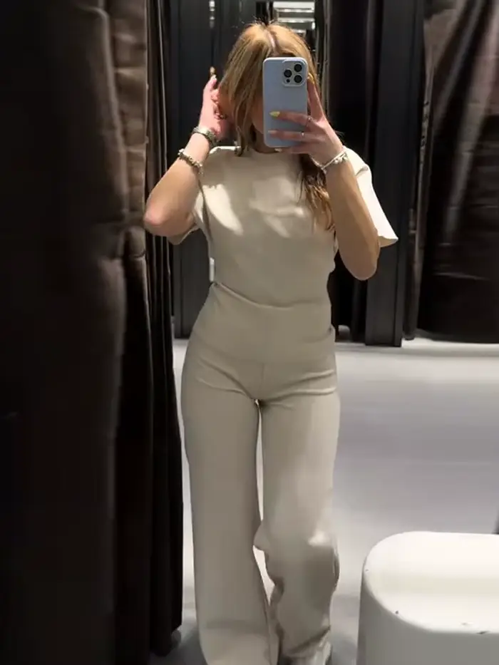 Ensemble deux pièces chic et minimaliste pour femme : haut sans dos à manches courtes et pantalon droit taille haute ajusté – Nouvelle collection Printemps 2026