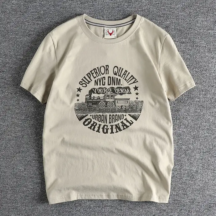 T-shirt à manches courtes pour hommes avec motif train emblématique, idéal pour un look classique et