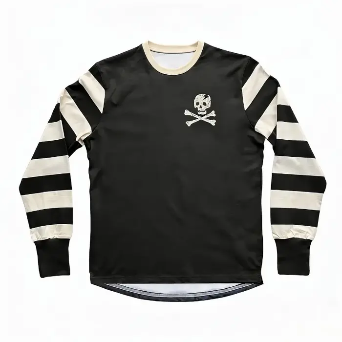 Ce t-shirt à manches rayées présente un motif rétro de crâne de pirate au centre