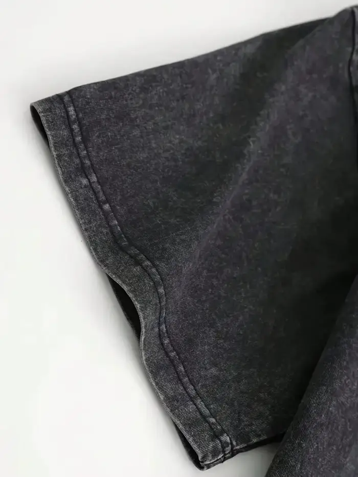 T-shirt rétro délavé à motif de poupée bouclée