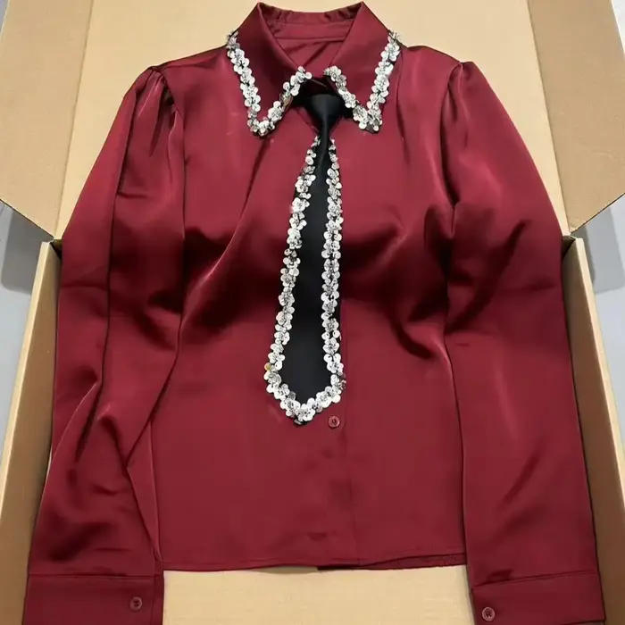 Chemisier blanc de luxe à sequins et cravate pour femme