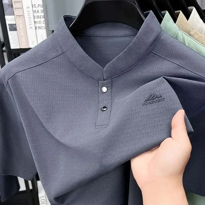 T-shirt Henley à col montant pour homme avec logo sportif
