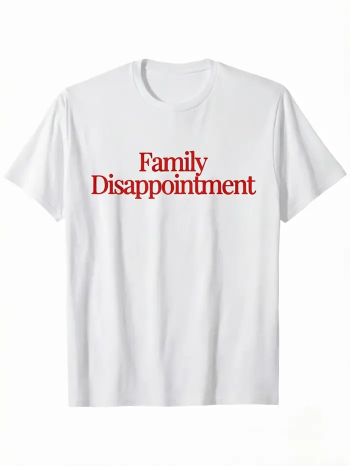 T-shirt graphique « Family Disappointment » avec texte rouge