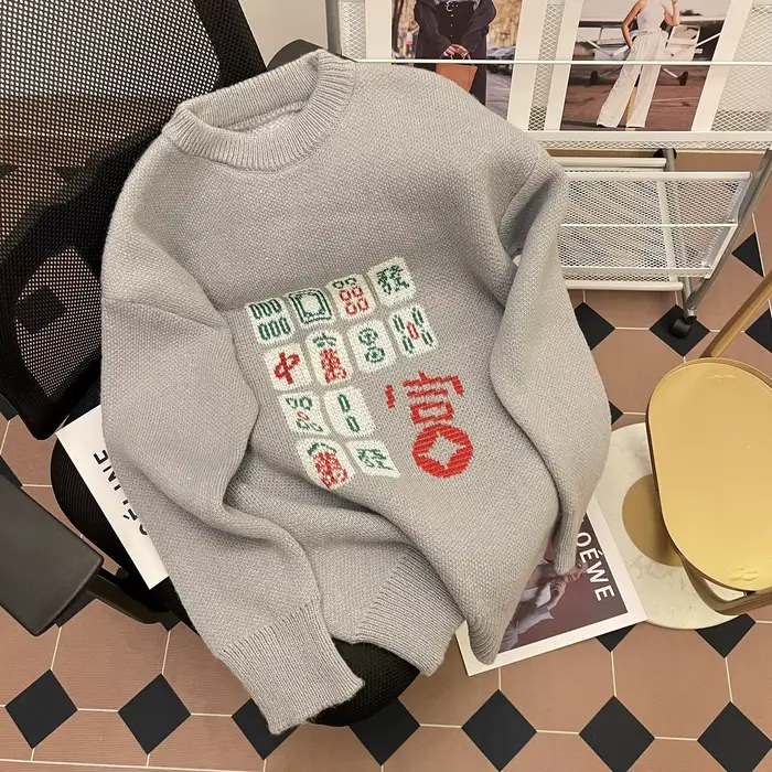Pull noir à l'extérieur pour femme