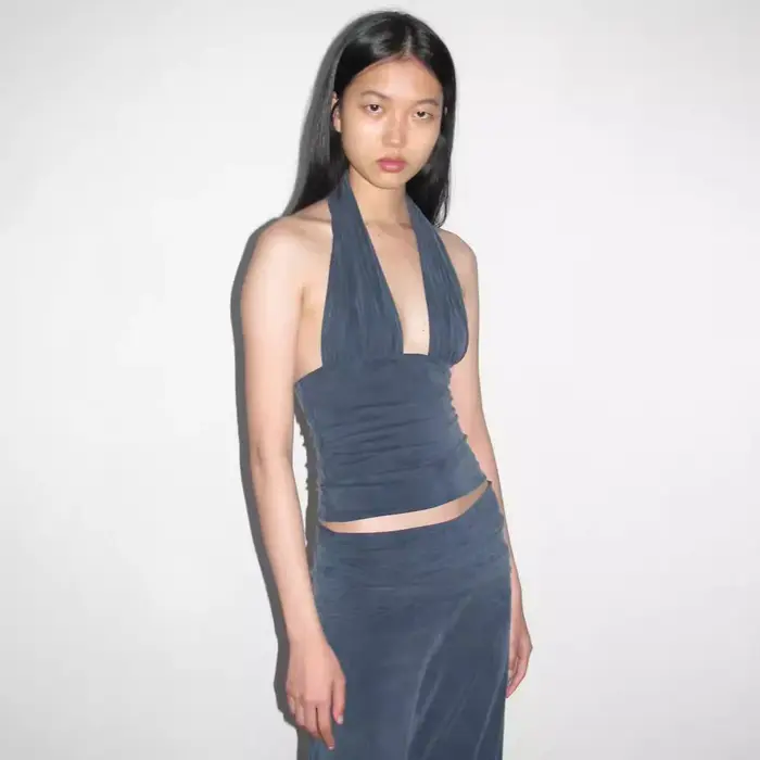 Haut ajusté et polyvalent, haut licou lisse pour femmes, gilet à col en v avec tour de cou élastique et à la mode