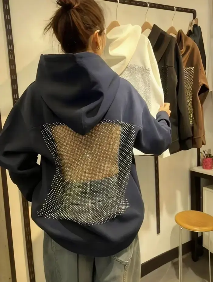 Ce sweat à capuche élégant et décontracté pour femme comprend un design dos nu avec un panneau en maille transparente