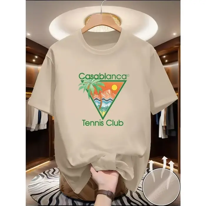 Ce t-shirt décontracté d'été présente un texte vert « Casablanca » et un motif triangulaire comprenant des éléments