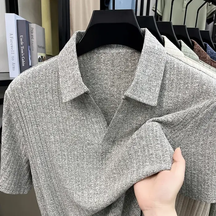 Polo en tricot à col en V pour homme