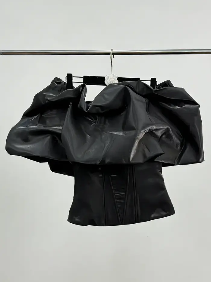 TWOTWINSTYLE – Hauts noirs à volants et épaules dénudées style urbain audacieux pour femme