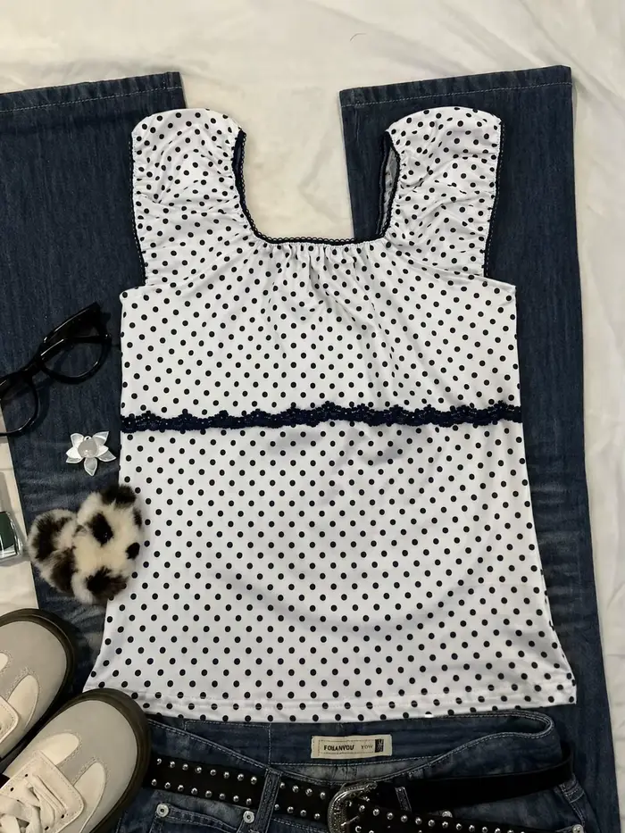 Débardeur blanc à pois à col carré pour femme avec bordure en dentelle marine et manches à volants
