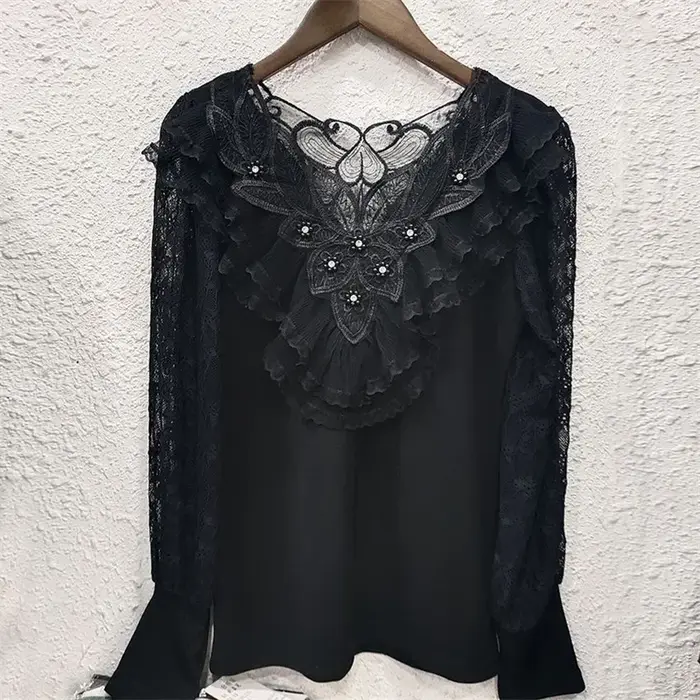 T-shirt fin à manches courtes avec coutures florales à volants en dentelle