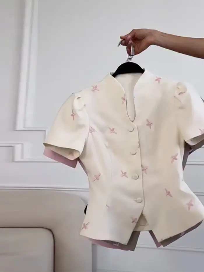 Hauts à col en V brodés à manches courtes avec taille cintrée pour femme