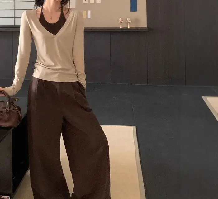 2025 T-shirt à manches longues pour femme au début de l'automne associé à une chemise de base et un haut