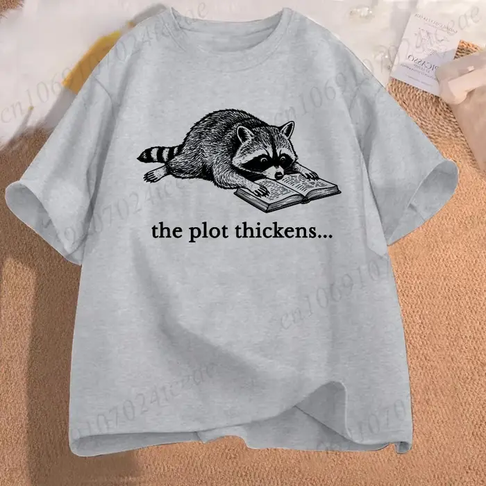 T-shirt graphique Raccoon Bookish – Pour les amoureux des livres et de la littérature – Unisexe – Hommes et Femmes – Manches Courtes – Décontracté – Vintage – Mode Quotidienne