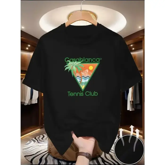 Ce t-shirt décontracté d'été présente un texte vert « Casablanca » et un motif triangulaire comprenant des éléments