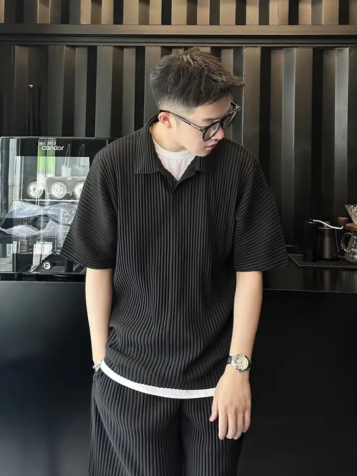 Polo plissé japonais Miyake pour homme