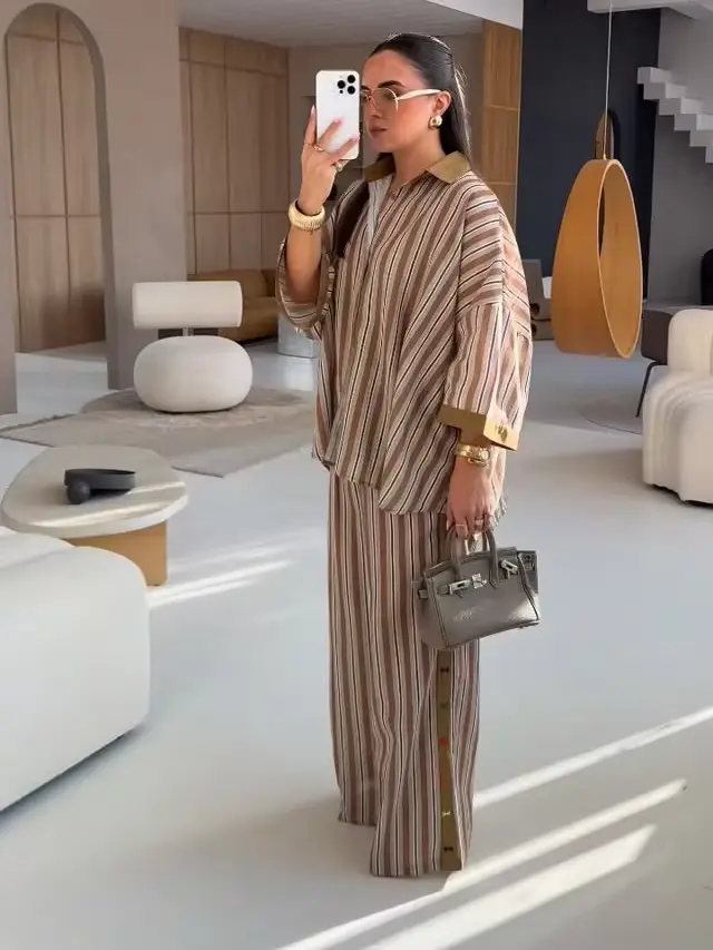Ensemble chemise et pantalon à rayures