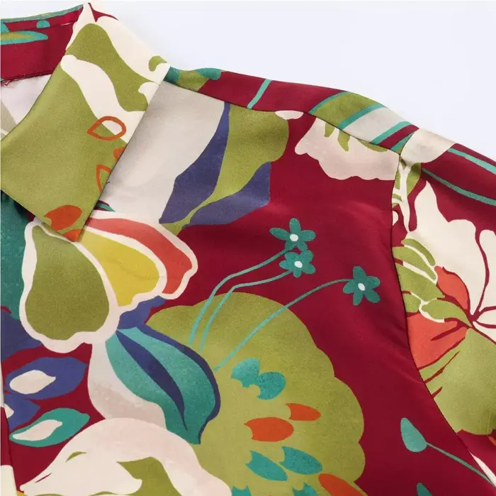 Chemisier Chic en Satin Rouge Profond à Imprimé Floral avec Col Revers
