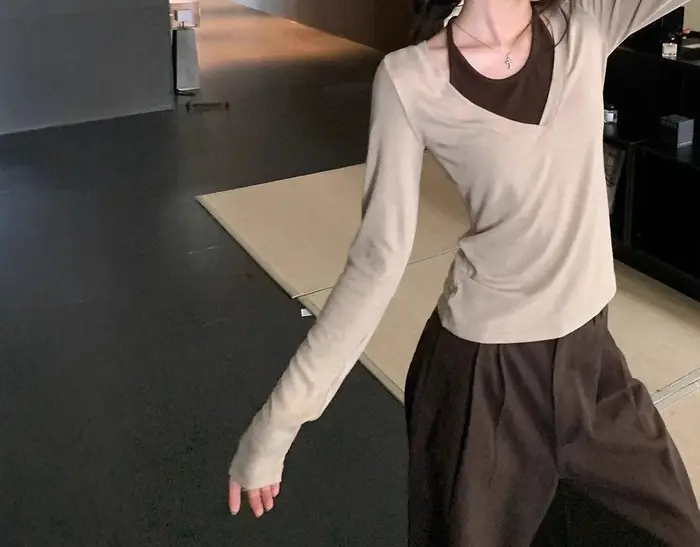 2025 T-shirt à manches longues pour femme au début de l'automne associé à une chemise de base et un haut