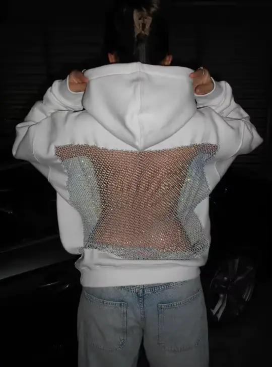 Ce sweat à capuche élégant et décontracté pour femme comprend un design dos nu avec un panneau en maille transparente