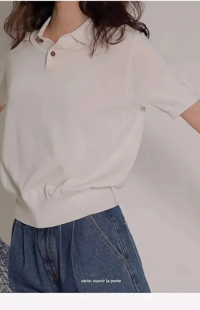 Polo tricoté en soie glacée bleue pour femmes