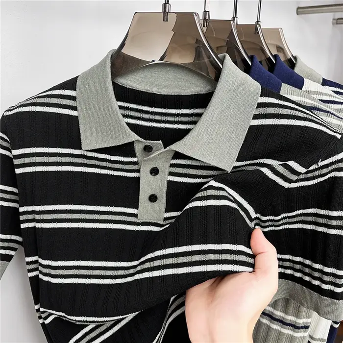Polo tricoté rayé couleur café pour homme