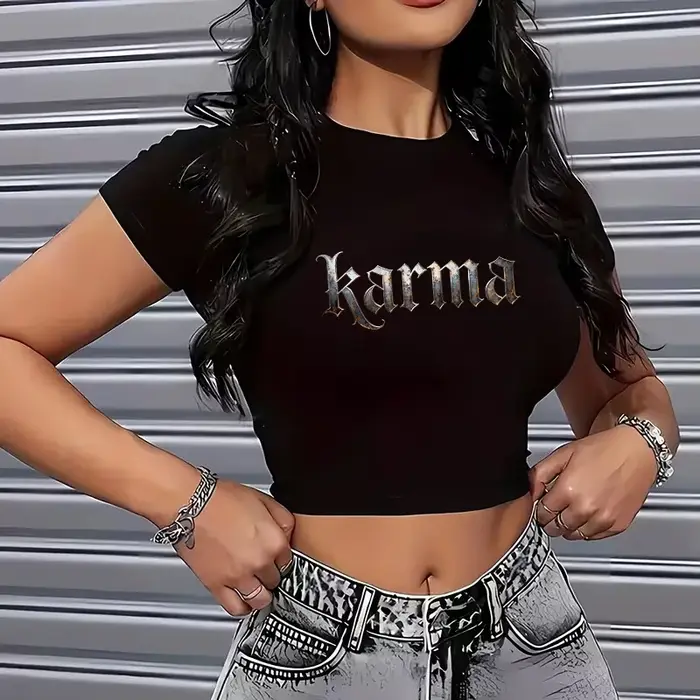 T-shirt court sexy des années 90 avec imprimé lettre Karma style vintage, t-shirt Y2K à manches courtes pour l'été, vêtements courts pour femmes