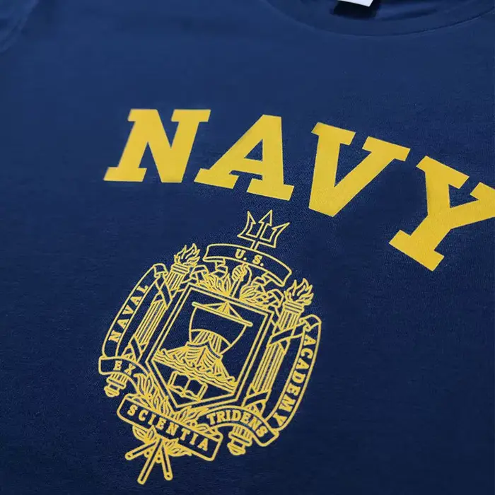 T-shirt graphique avec emblème de l'Académie navale américaine