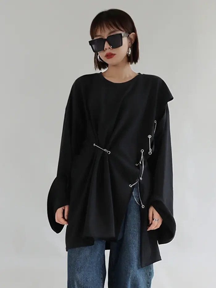 [EAM] femmes noir fente latérale irrégulière grande taille T-shirt nouveau col rond à manches longues mode marée printemps automne 2026 1DE8803