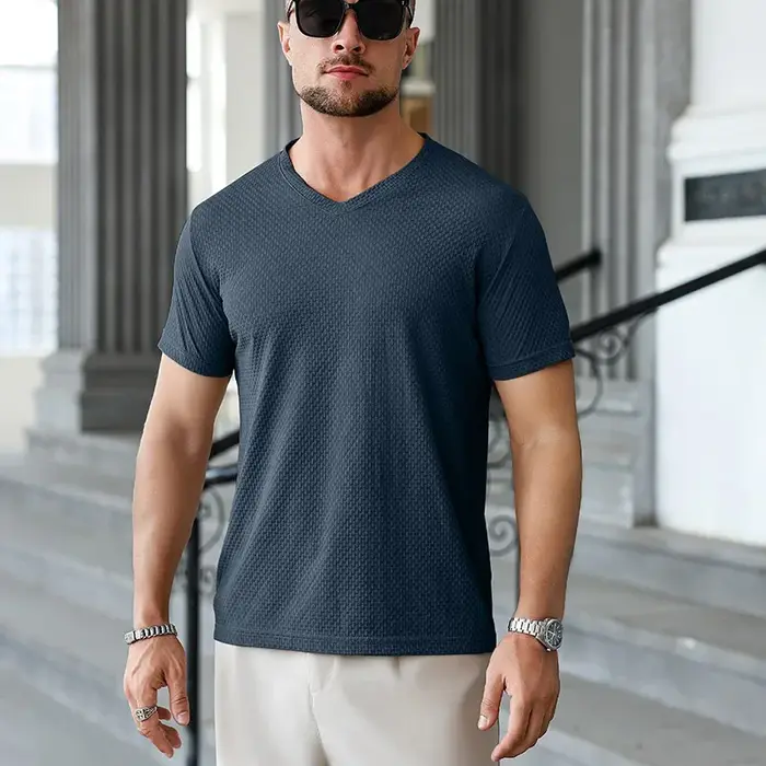 T-shirt pour homme en soie glacée kaki, col en V, manches courtes, texture gaufrée sans couture
