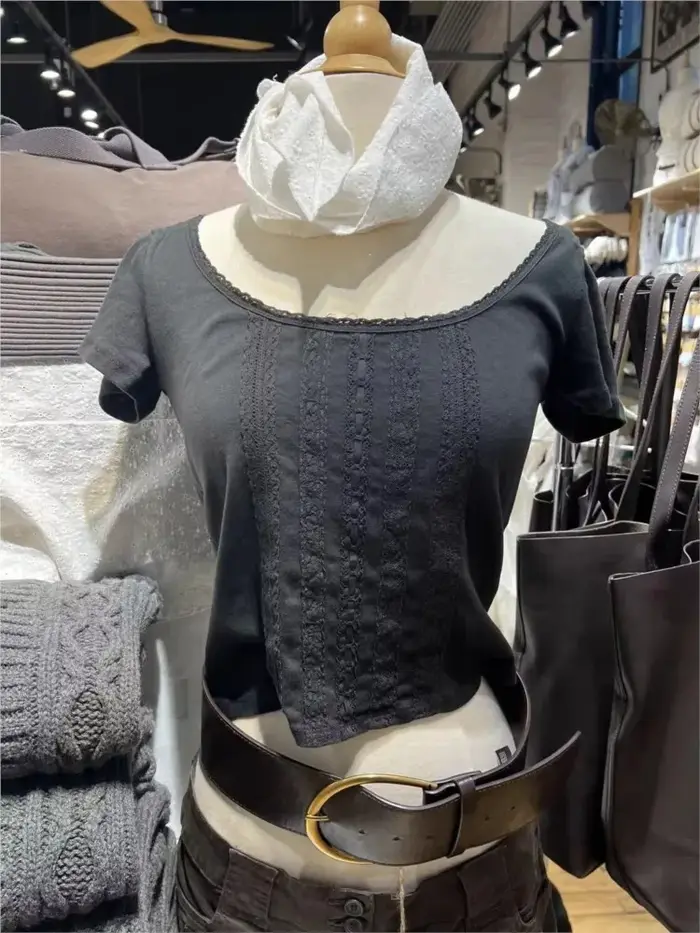 T-shirt noir à dentelle pour femme
