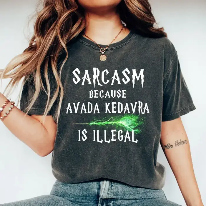 Chemise baguette magique rétro sarcasme parce que Avada Kedavra est illégal chemise unisexe école t-