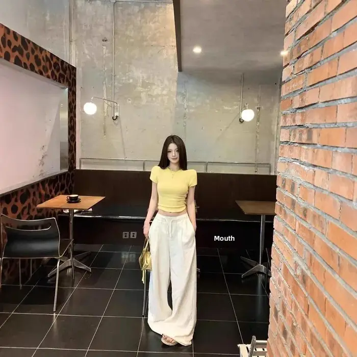 T-shirt tricoté fin jaune à col rond et manches courtes pour femme – Style court