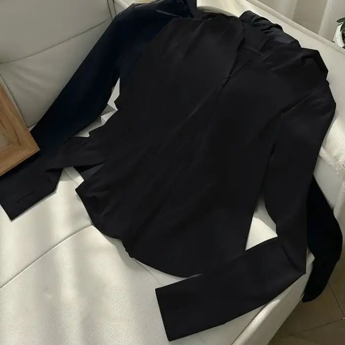 Haut de sport anti-UV à capuche pour femme