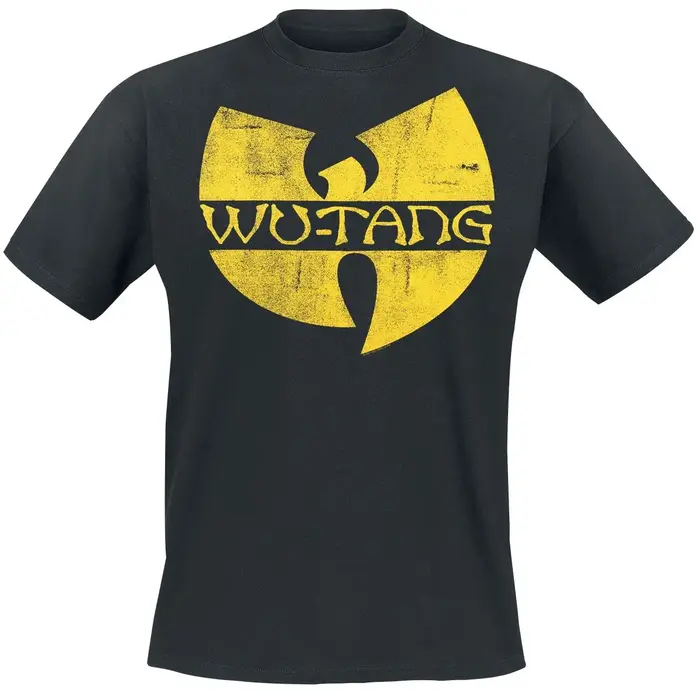 T-shirt noir avec imprimé jaune, logo Wu-Tang Clan, logo vintage vieilli, style hip-hop décontracté.