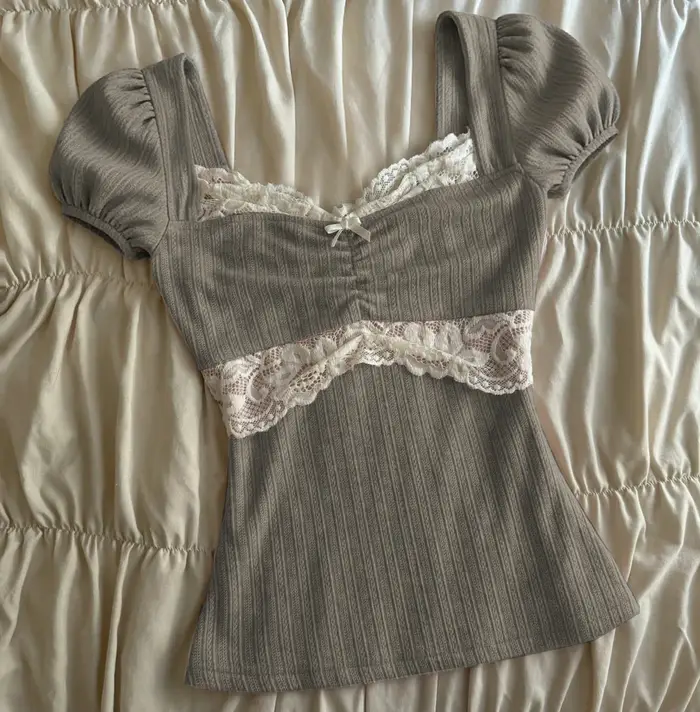 T-shirt Coquette en dentelle patchwork d'été