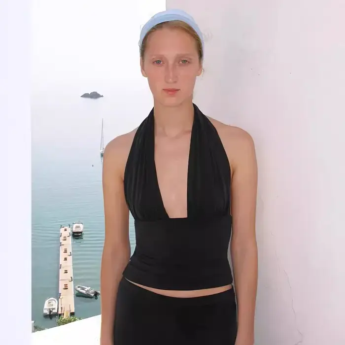 Haut ajusté et polyvalent, haut licou lisse pour femmes, gilet à col en v avec tour de cou élastique et à la mode