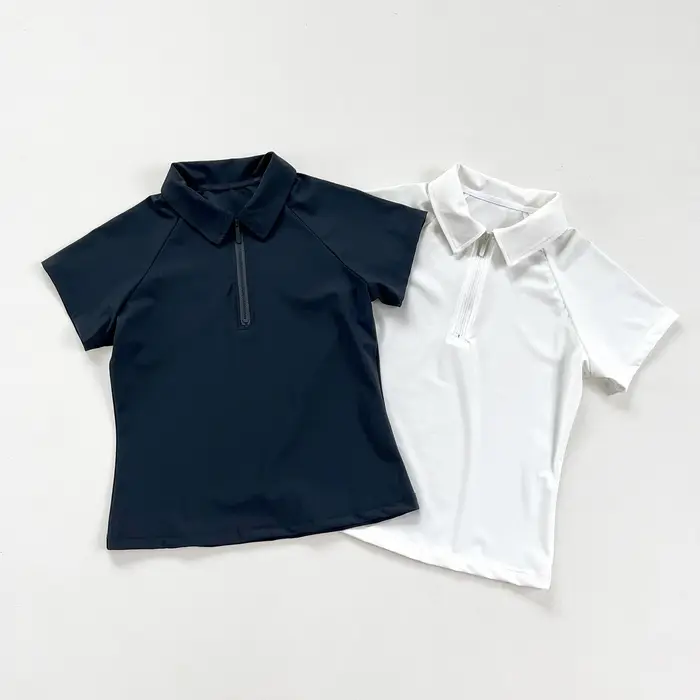 Polos à manches courtes pour femmes : options blanches et bleu marine disponibles