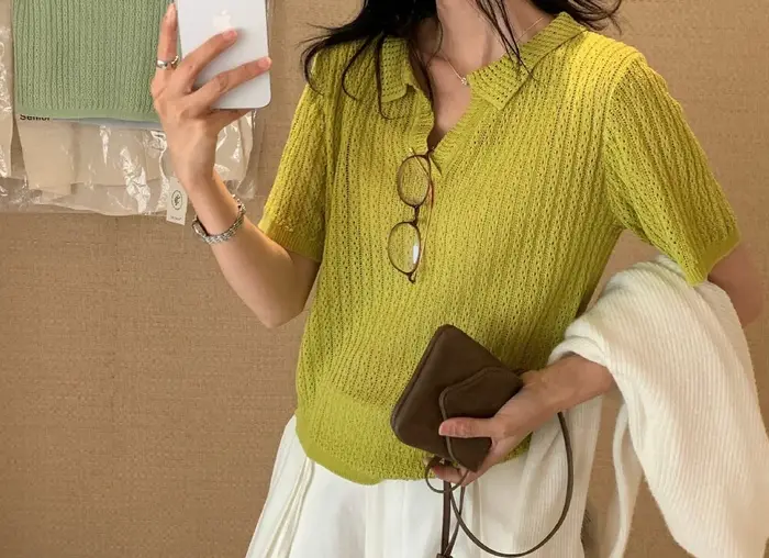 Haut slim à col polo en maille torsadée pour femme