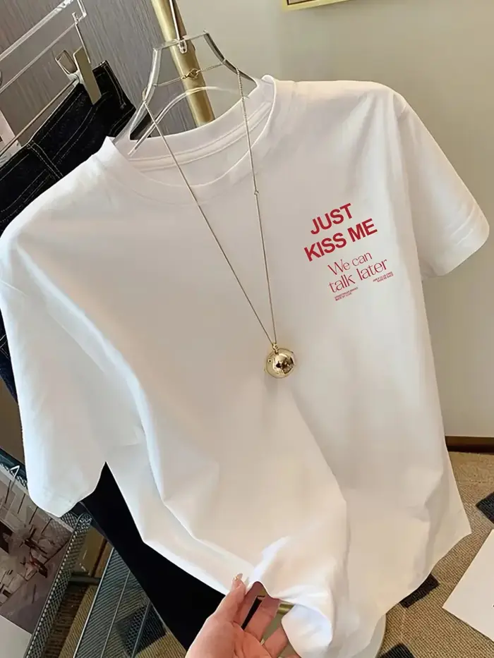 T-shirt imprimé « KISS ME We Can Talk Later » à manches courtes et col rond