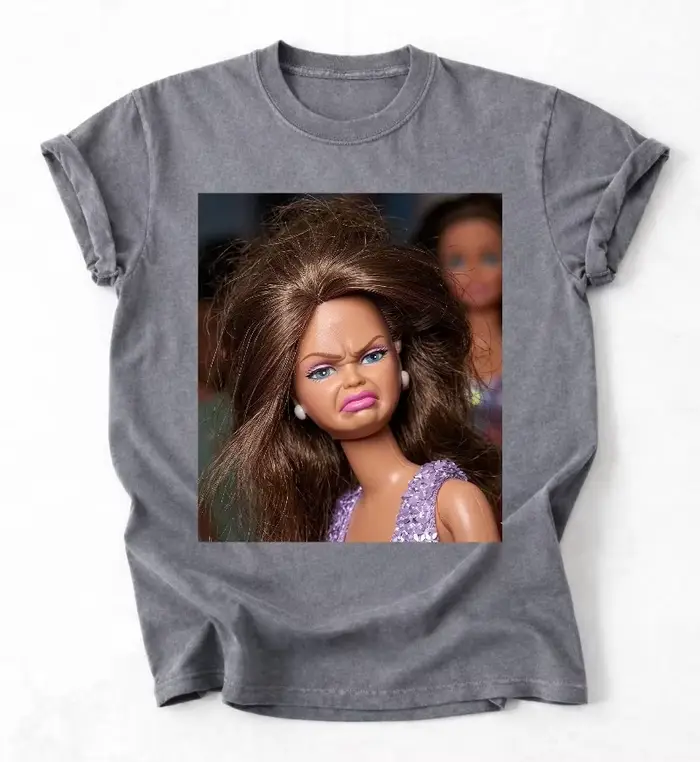 T-shirt graphique rétro amusant avec motif de poupée