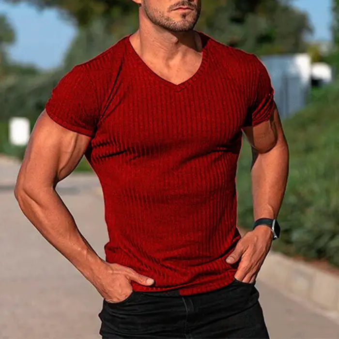 T-shirt à col en V profond pour homme