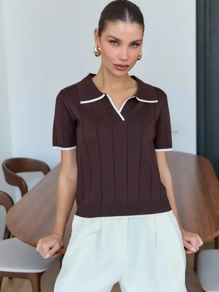 Polo en tricot marron à bordure blanche contrastante pour femme