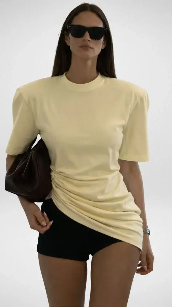 T-shirt blanc à col rond et ourlet irrégulier plissé pour femme